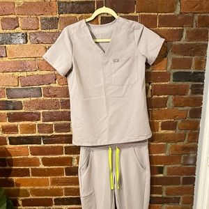 Light gray figs scrub set